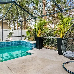  Apartment Modern House In Clearwater With Access To A Shared Swimming Pool